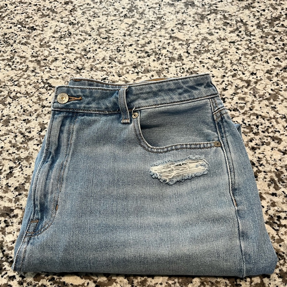 American Eagle Light Wash Ripped Mom Jeans Comfort Stretch Waistband Size 16